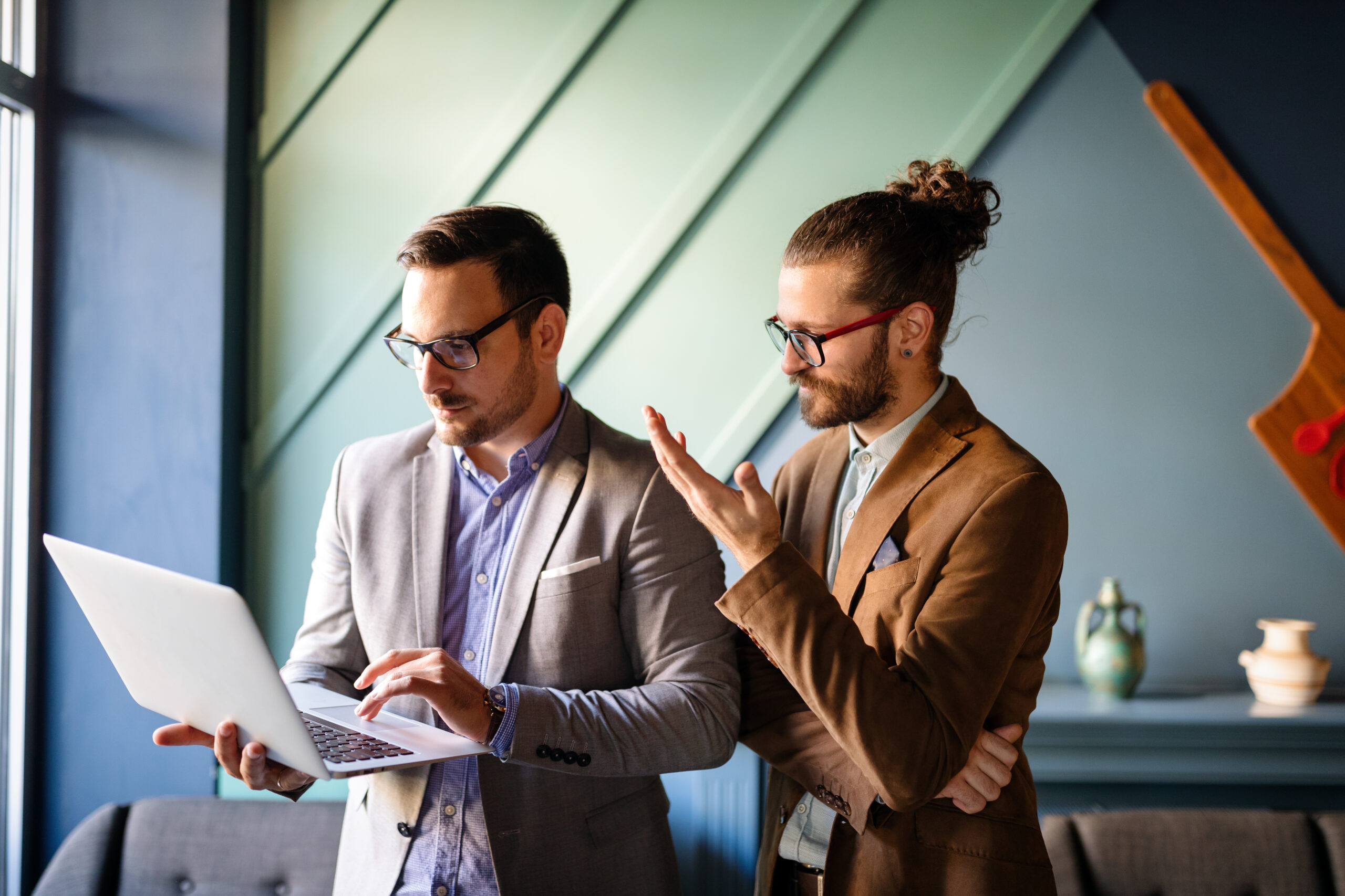 Deux hommes qui discutent devant un ordinateur