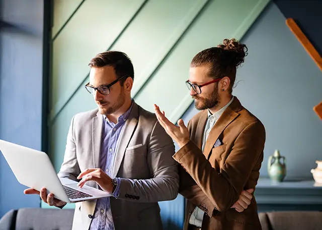Deux hommes regardent un ordinateur